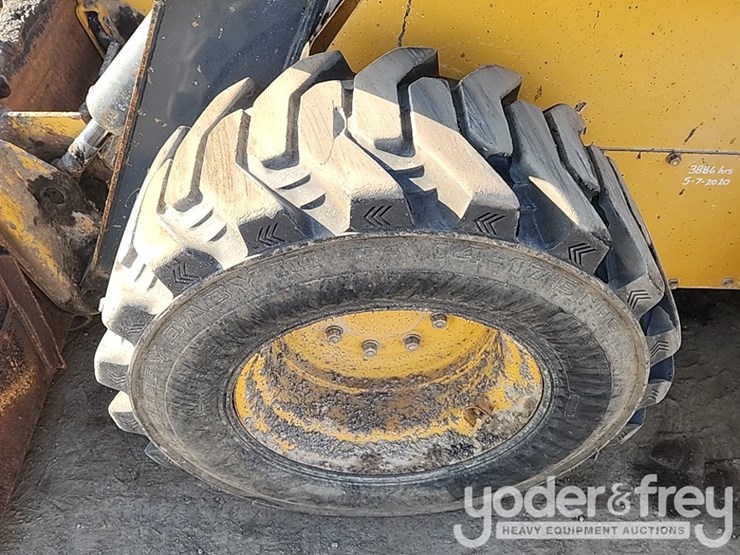 2010-deere-332d-image-11