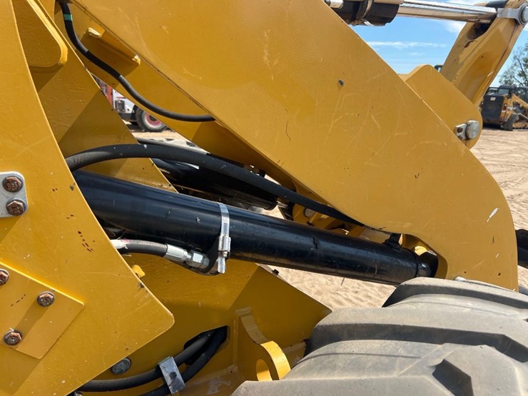 2019-caterpillar-908m-image-21