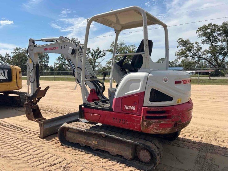 2017-takeuchi-tb240-image-2