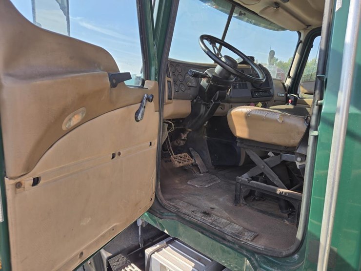 2005-mack-cl733-image-46