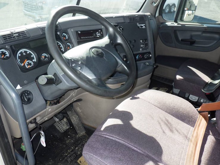 2018-freightliner-cascadia-125-image-8