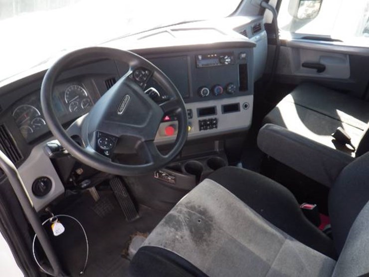 2018-freightliner-cascadia-126-image-9