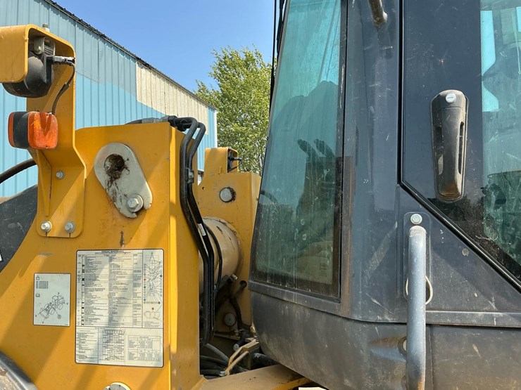 2018-deere-524k-image-41