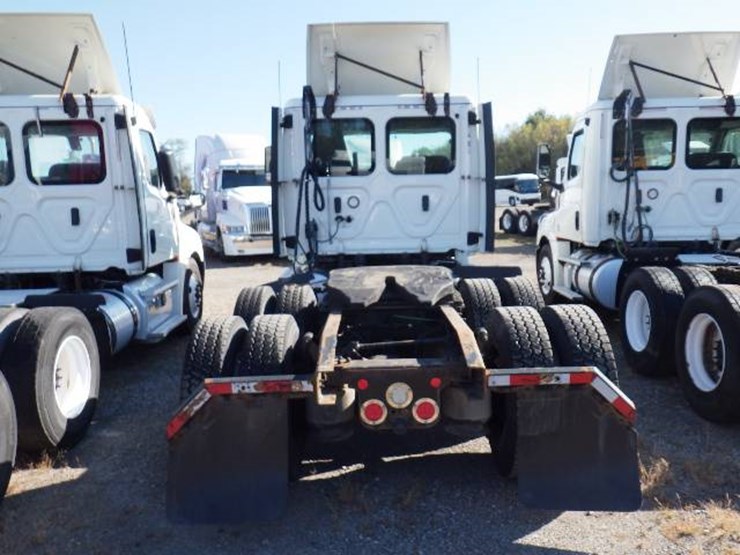 2018-freightliner-cascadia-126-image-6