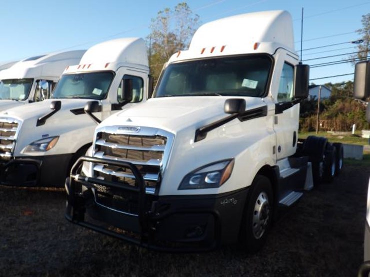 2022-freightliner-cascadia-126-image-1