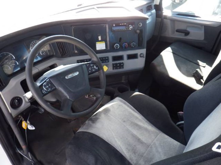 2018-freightliner-cascadia-126-image-9