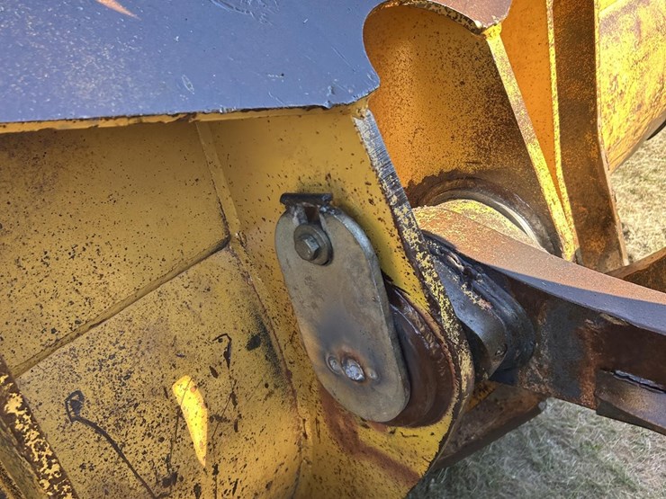 2003-deere-824j-image-9
