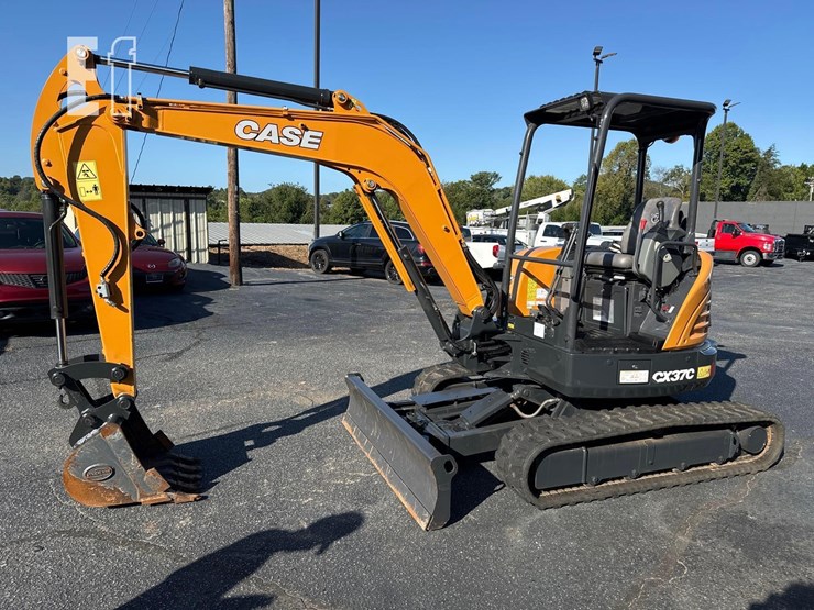 2024-case-cx37c-image-1