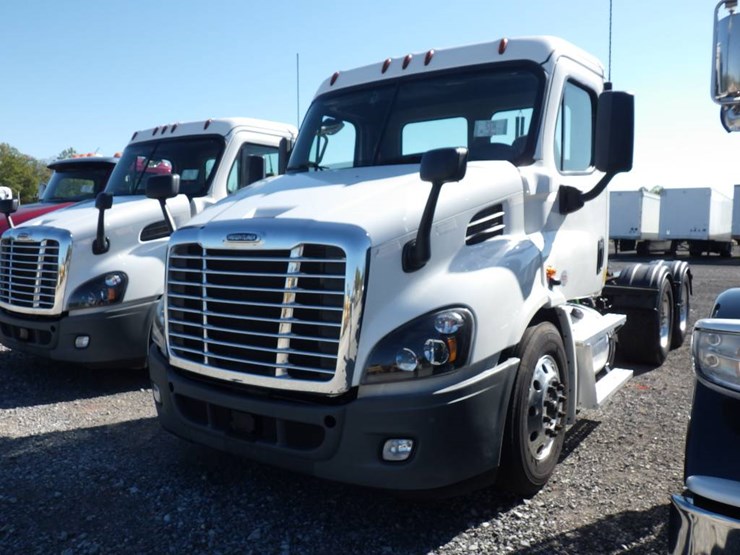 2020-freightliner-cascadia-113-image-1