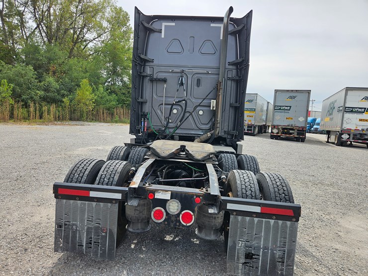 2019-freightliner-cascadia-126-image-16