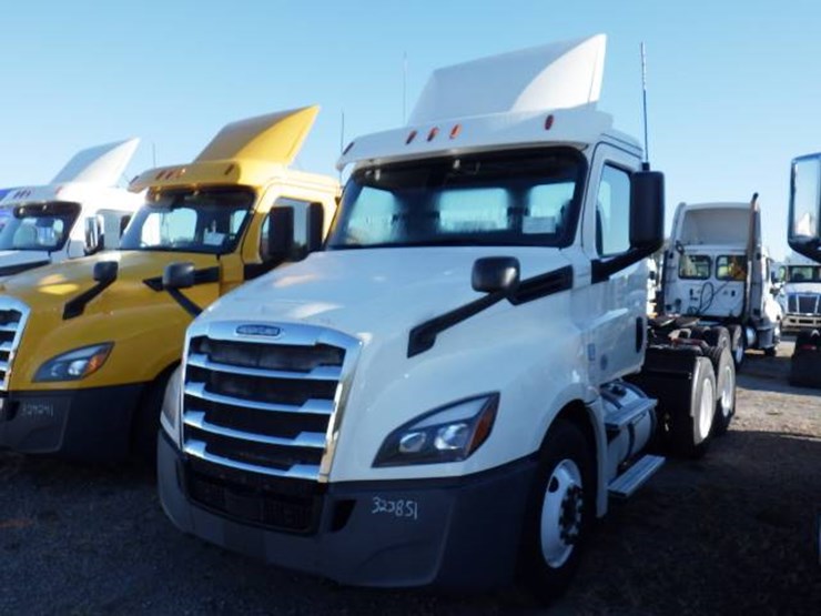 2019-freightliner-cascadia-126-image-1