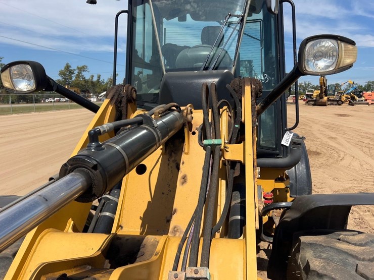 2017-caterpillar-908m-image-15