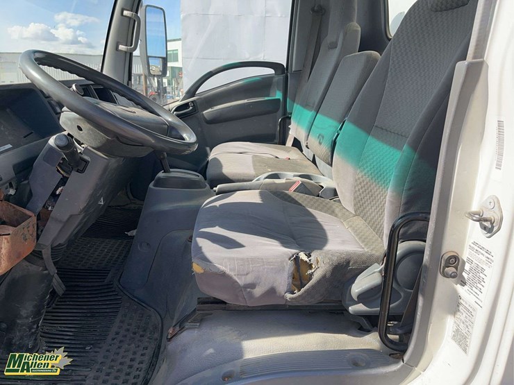 2009-isuzu-npr-image-11