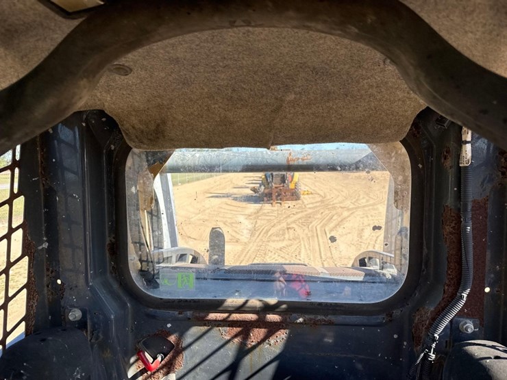 2012-john-deere-329d-image-33