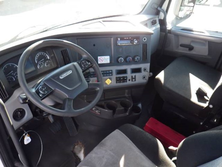 2018-freightliner-cascadia-126-image-9