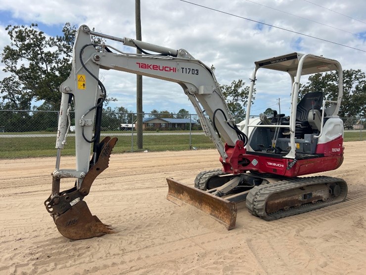 2018-takeuchi-tb240-image-8