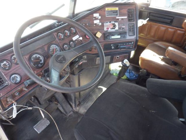 2001-freightliner-fld120-image-8