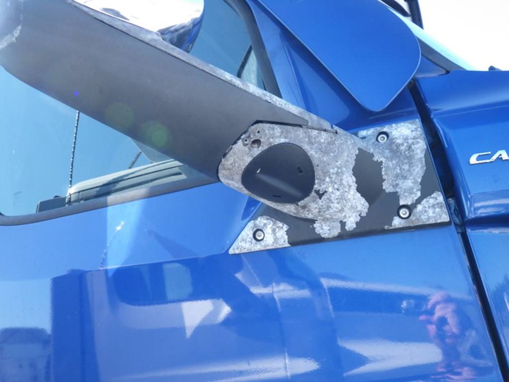 2021-freightliner-cascadia-126-image-3