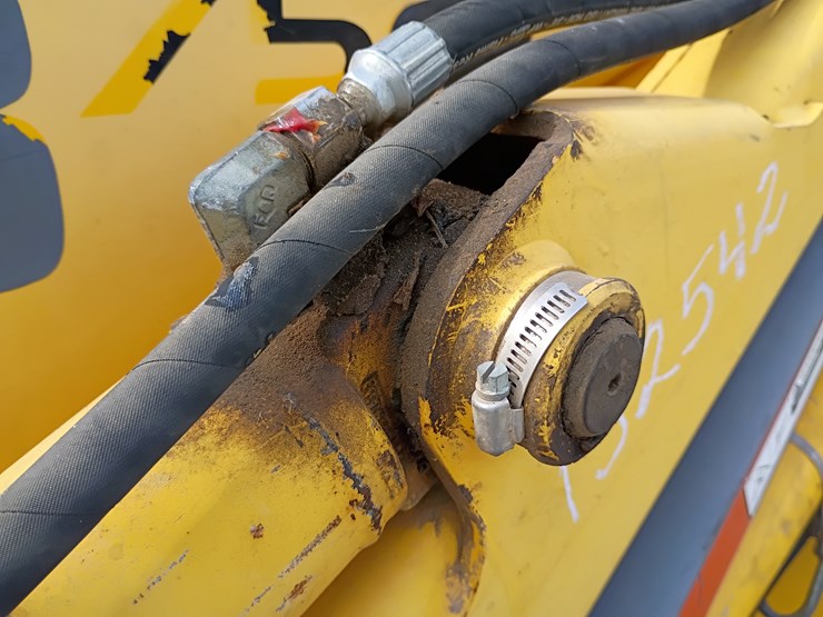new-holland-lb75-image-55