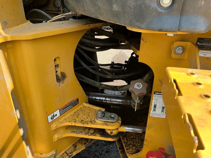 2018-deere-524k-image-40