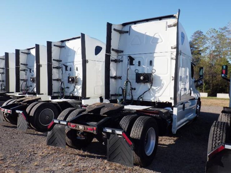 2019-freightliner-cascadia-126-image-6