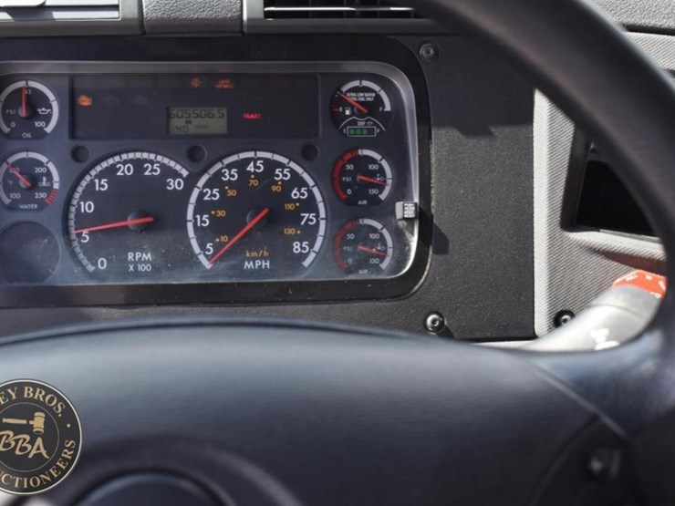 2015-freightliner-cascadia-125-image-23