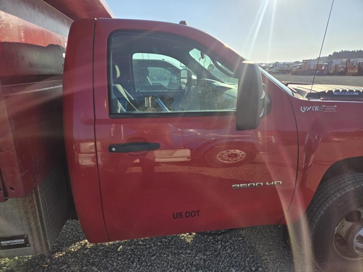 2013-chevrolet-3500hd-image-11