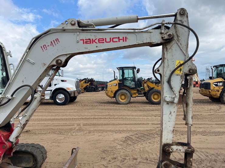 2020-takeuchi-tb240-image-23