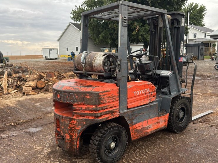 #110-•-toyota-42-5f-g25-forklift-image-4