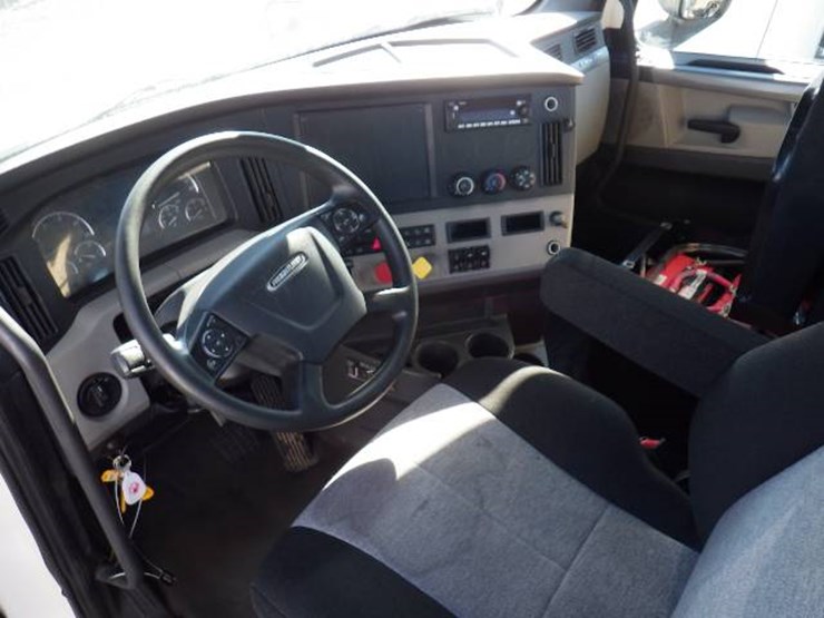 2018-freightliner-cascadia-126-image-11