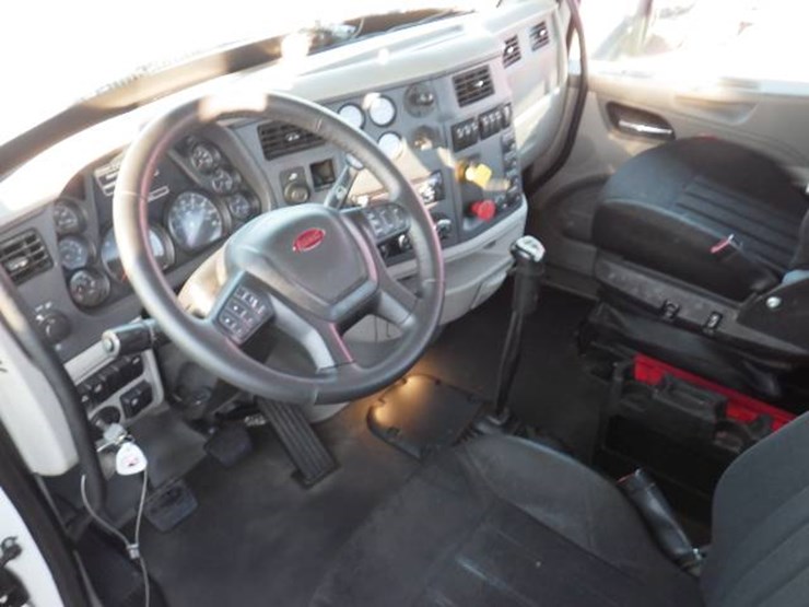 2019-peterbilt-567-image-10