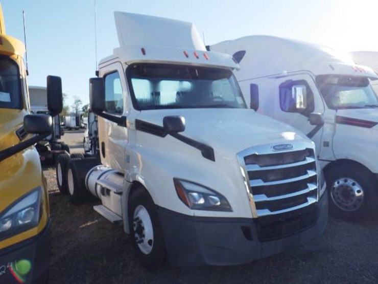 2019-freightliner-cascadia-126-image-4