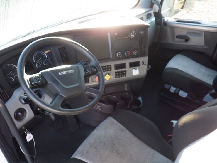 2021-freightliner-cascadia-126-image-10