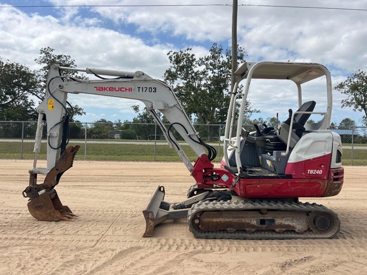 2018-takeuchi-tb240-image-1