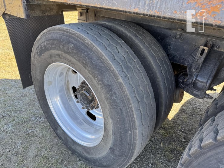 2011-kenworth-t800-image-16