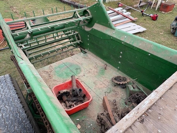 john-deere-ground-driven-manure-spreader-image-3