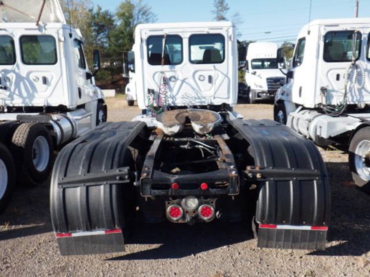 2019-freightliner-cascadia-116-image-8