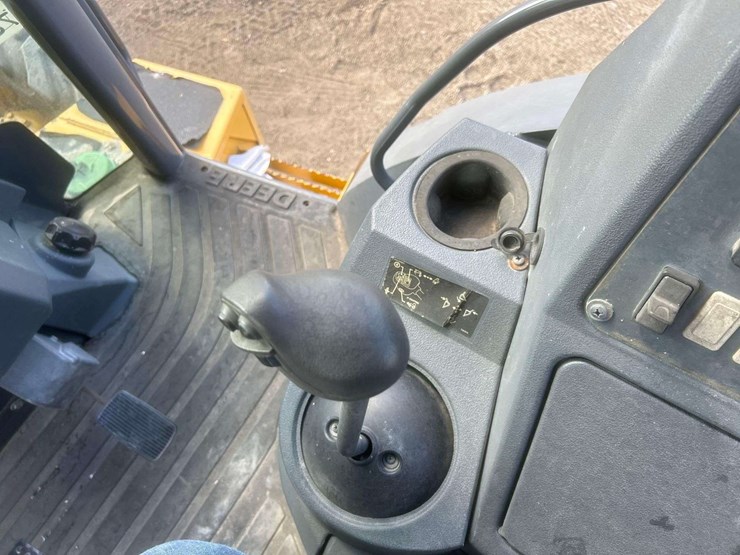 2015-deere-410l-image-17