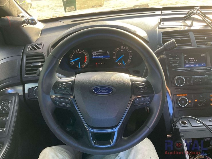 2016-ford-explorer-image-15