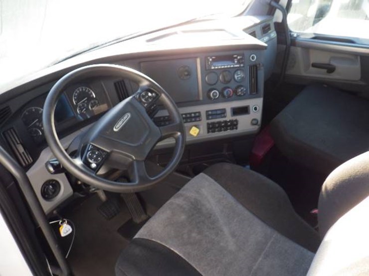 2022-freightliner-cascadia-126-image-10
