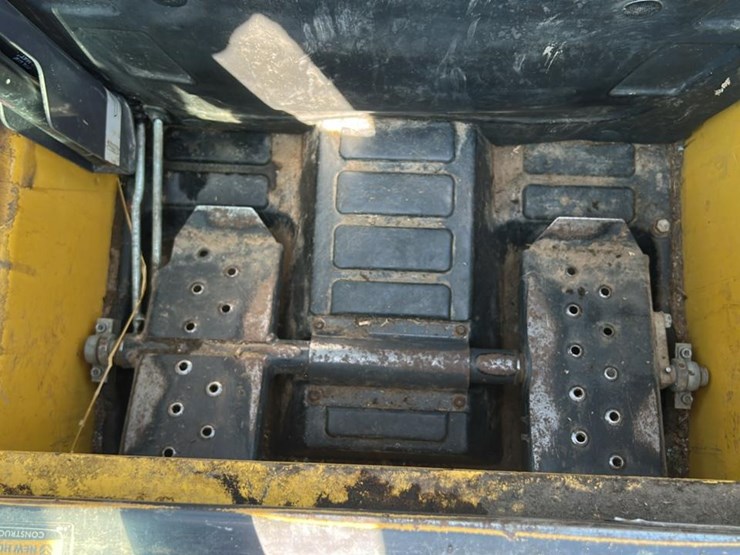 2011-new-holland-l215-image-40