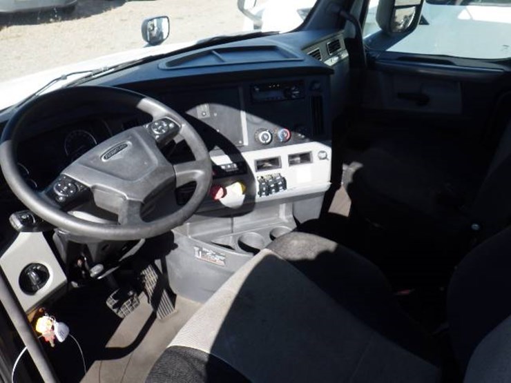 2018-freightliner-cascadia-126-image-9