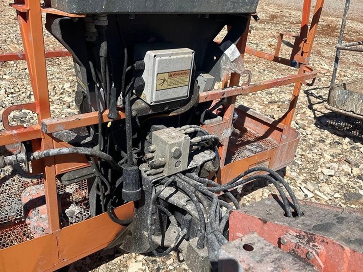2013-jlg-800s-image-20