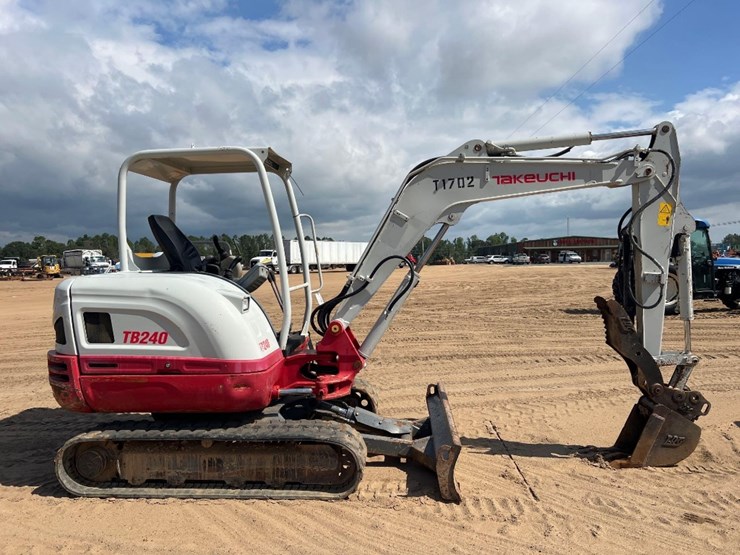 2018-takeuchi-tb240-image-5