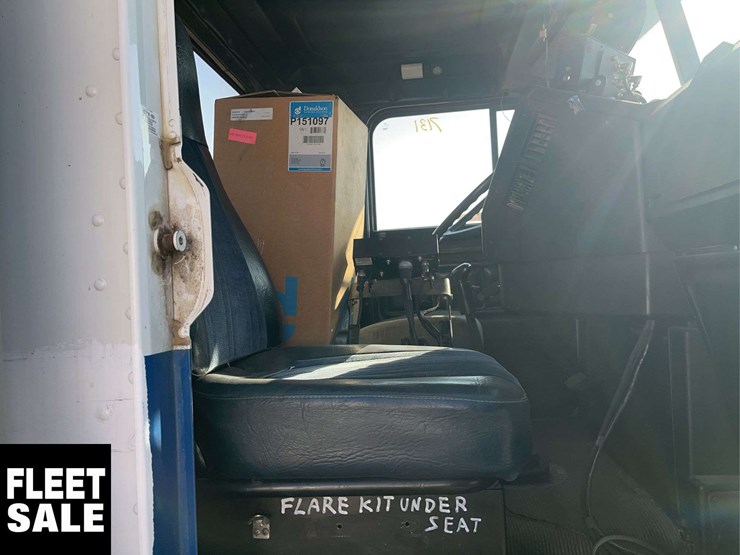 2002-freightliner-fld112-image-17