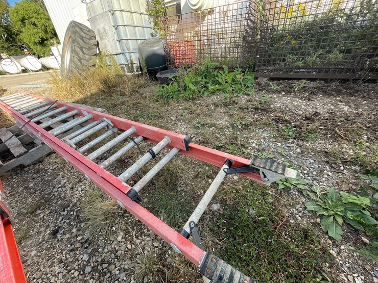 #1902-•-fiberglass-extension-ladder-image-1