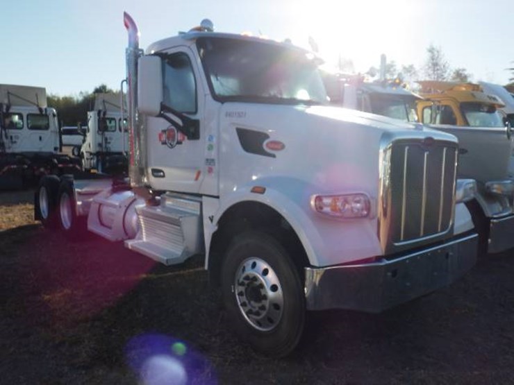 2019-peterbilt-567-image-3