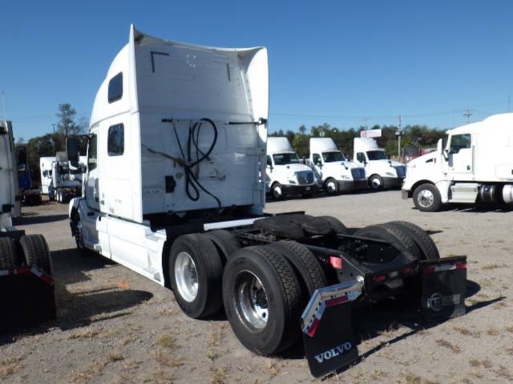2017-volvo-vnl780-image-13