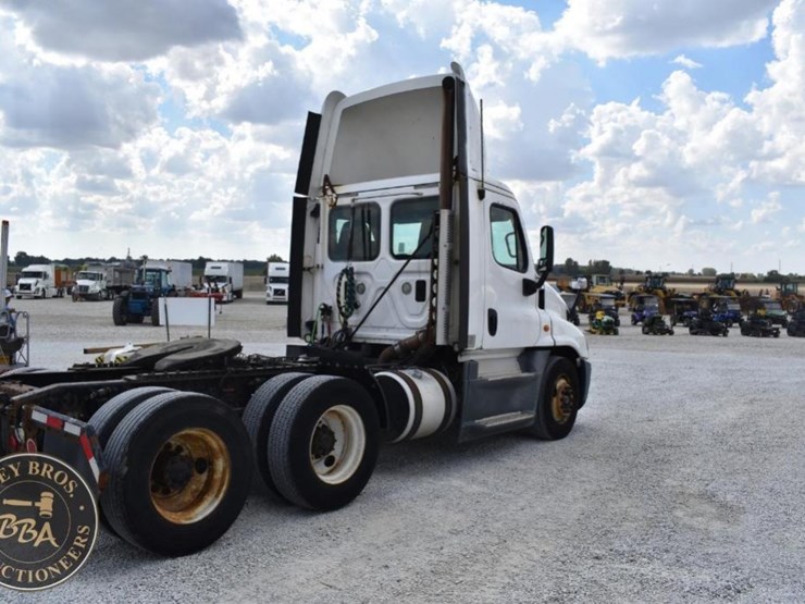 2015-freightliner-cascadia-125-image-7