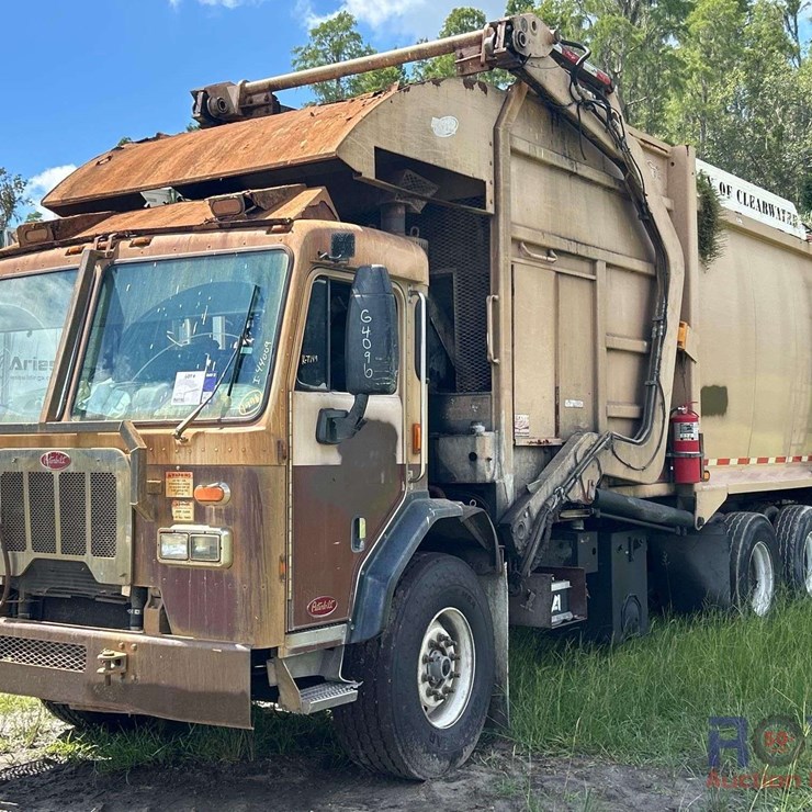 2015 PETERBILT 320